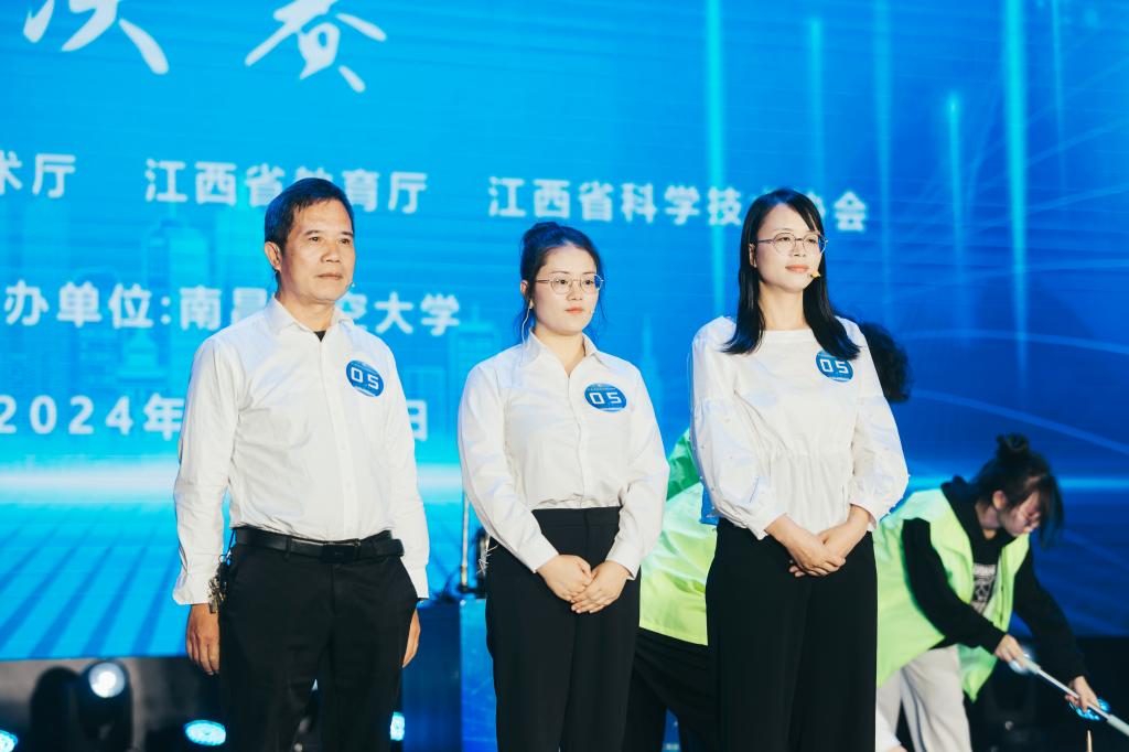 梁超、肖娟、杨丹舞台照片.jpg